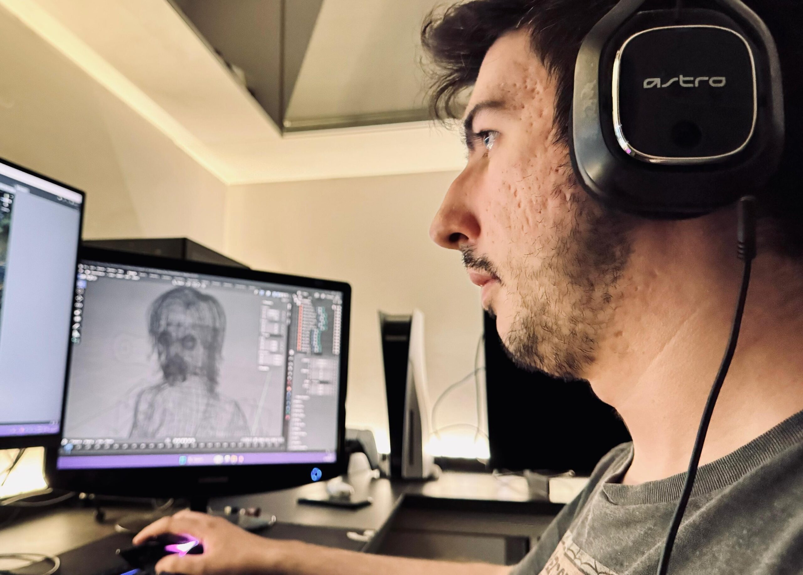 Luis, fundador da Bad Room Studio, desenvolvendo jogos.